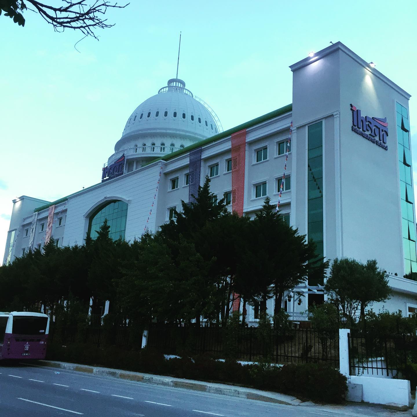 Kubbeli eğitim yapısı, dış cephe görünümü